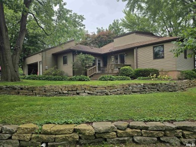 This 3 bedroom, 3 bath home offers a perfect blend of lakefront on Metropolis Country Club in Illinois - for sale on GolfHomes.com, golf home, golf lot