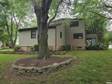 This 3 bedroom, 3 bath home offers a perfect blend of lakefront on Metropolis Country Club in Illinois - for sale on GolfHomes.com, golf home, golf lot