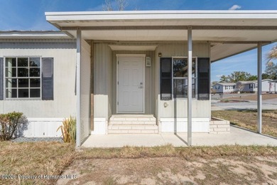 Move-in ready | Beautifully updated 2-bedroom, 2-bathroom home + on Brookridge Country Club in Florida - for sale on GolfHomes.com, golf home, golf lot