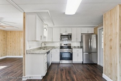 Move-in ready | Beautifully updated 2-bedroom, 2-bathroom home + on Brookridge Country Club in Florida - for sale on GolfHomes.com, golf home, golf lot