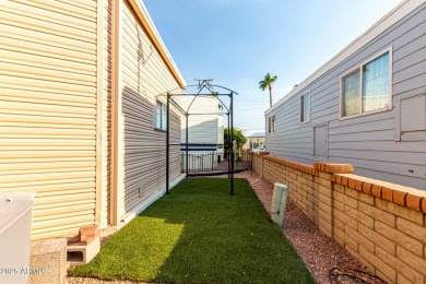 Beautifully maintained and fully furnished 1-bed, 1-bath home on Roadhaven Golf Course in Arizona - for sale on GolfHomes.com, golf home, golf lot