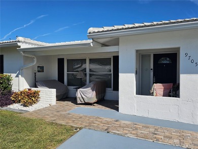 WATERFRONT LIVING IN STYLE... ENJOY YOUR NEW HOME IN THIS ACTIVE on Mainlands Golf Club in Florida - for sale on GolfHomes.com, golf home, golf lot