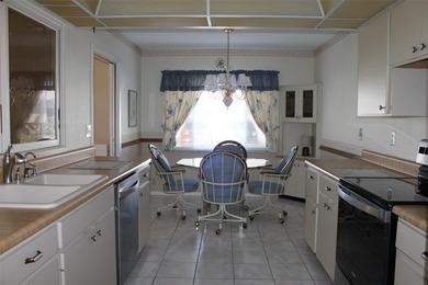 PRICED TO SELL!  It's not very often that a 2/2/2 1794 sq ft htd on Mainlands Golf Club in Florida - for sale on GolfHomes.com, golf home, golf lot