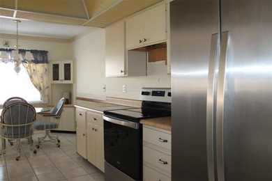 PRICED TO SELL!  It's not very often that a 2/2/2 1794 sq ft htd on Mainlands Golf Club in Florida - for sale on GolfHomes.com, golf home, golf lot