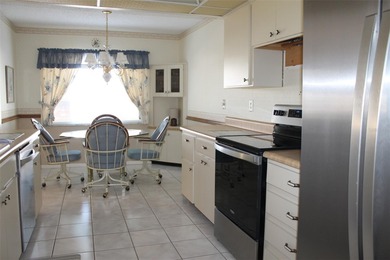 PRICED TO SELL!  It's not very often that a 2/2/2 1794 sq ft htd on Mainlands Golf Club in Florida - for sale on GolfHomes.com, golf home, golf lot