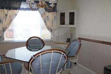 PRICED TO SELL!  It's not very often that a 2/2/2 1794 sq ft htd on Mainlands Golf Club in Florida - for sale on GolfHomes.com, golf home, golf lot