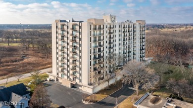 Hurry!  Seldom available three Bedroom unit in Brookwood on the on Oak Meadows Golf Club in Illinois - for sale on GolfHomes.com, golf home, golf lot