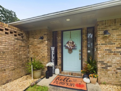 Discover this 3-bedroom, 2-bathroom gem in Shalimar, perfectly on Shalimar Pointe Golf and Country Club in Florida - for sale on GolfHomes.com, golf home, golf lot