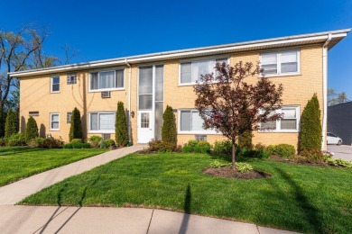 PERFECT GLENVIEW LOCATION..  LARGE 1BR 1BA UNIT OVERLOOKING on Glenview Park Golf Club in Illinois - for sale on GolfHomes.com, golf home, golf lot
