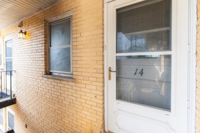 PERFECT GLENVIEW LOCATION..  LARGE 1BR 1BA UNIT OVERLOOKING on Glenview Park Golf Club in Illinois - for sale on GolfHomes.com, golf home, golf lot