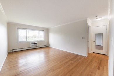PERFECT GLENVIEW LOCATION..  LARGE 1BR 1BA UNIT OVERLOOKING on Glenview Park Golf Club in Illinois - for sale on GolfHomes.com, golf home, golf lot