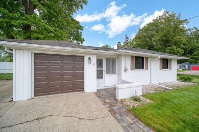 Move right in to this Essex Heights bungalow, with 1087 SF of on Ella Sharp Park Golf Course in Michigan - for sale on GolfHomes.com, golf home, golf lot