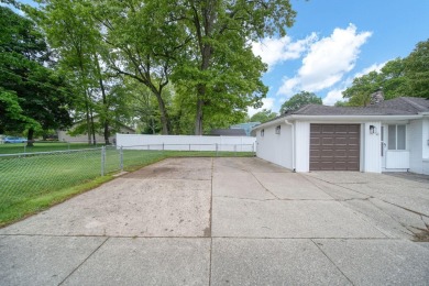 Move right in to this Essex Heights bungalow, with 1087 SF of on Ella Sharp Park Golf Course in Michigan - for sale on GolfHomes.com, golf home, golf lot