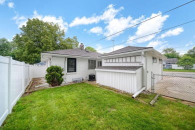 Move right in to this Essex Heights bungalow, with 1087 SF of on Ella Sharp Park Golf Course in Michigan - for sale on GolfHomes.com, golf home, golf lot