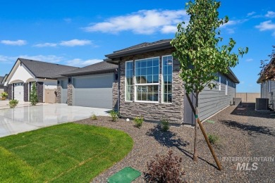 Thoughtfully designed single-level floor plan offers 3 bedrooms on Hunters Point Golf Club in Idaho - for sale on GolfHomes.com, golf home, golf lot