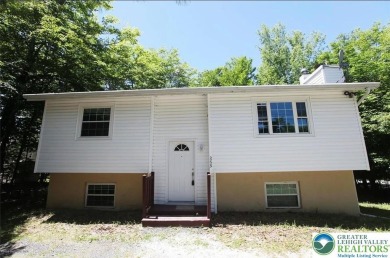 This 4 bedroom, 2 bath split level home sits in an amenity on Pocono Farms Country Club in Pennsylvania - for sale on GolfHomes.com, golf home, golf lot