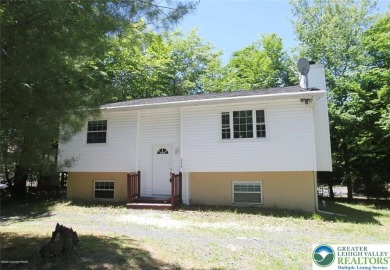 This 4 bedroom, 2 bath split level home sits in an amenity on Pocono Farms Country Club in Pennsylvania - for sale on GolfHomes.com, golf home, golf lot