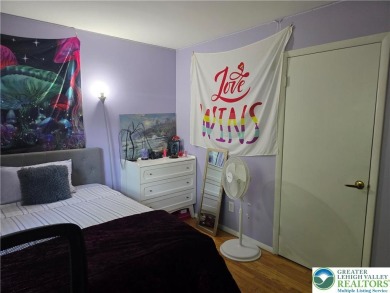 This 4 bedroom, 2 bath split level home sits in an amenity on Pocono Farms Country Club in Pennsylvania - for sale on GolfHomes.com, golf home, golf lot