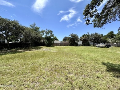 ***LOCATION AND OPPORTUNITY...2 GREAT THINGS TO FIND IN TODAY'S on Holiday Golf Club in Florida - for sale on GolfHomes.com, golf home, golf lot