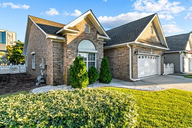 Beautifully maintained and fully furnished three-bedroom on Midway Par-3 in South Carolina - for sale on GolfHomes.com, golf home, golf lot