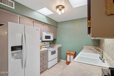 Perfect Sun City Condo, 2 Bedrooms plus Arizona Room, 2 Baths on Sun City Lakes West and East in Arizona - for sale on GolfHomes.com, golf home, golf lot