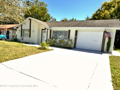 Discover move-in-ready convenience in this charming 2-bedroom on Heritage Pines Country Club in Florida - for sale on GolfHomes.com, golf home, golf lot