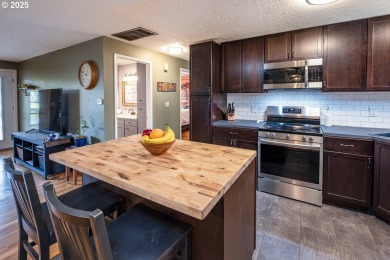 Discover low-maintenance living in this updated 2-bedroom on  in Oregon - for sale on GolfHomes.com, golf home, golf lot