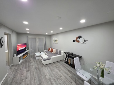 Welcome to 1930 Kenilworth Cir, unit E! Just the place that you on Hilldale Golf Club in Illinois - for sale on GolfHomes.com, golf home, golf lot