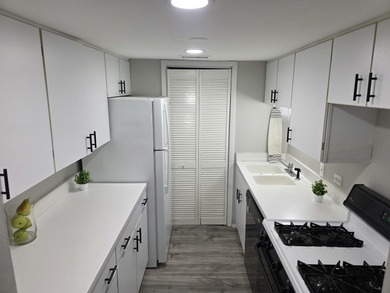 Welcome to 1930 Kenilworth Cir, unit E! Just the place that you on Hilldale Golf Club in Illinois - for sale on GolfHomes.com, golf home, golf lot