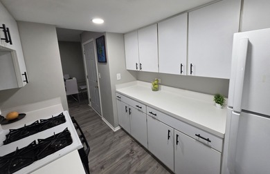 Welcome to 1930 Kenilworth Cir, unit E! Just the place that you on Hilldale Golf Club in Illinois - for sale on GolfHomes.com, golf home, golf lot