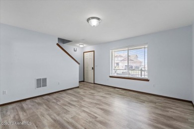 Squeaky clean and ready for new owners. Conveniently located to on Prairie Falls Golf Club in Idaho - for sale on GolfHomes.com, golf home, golf lot