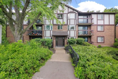 Desirable, bright and beautifully updated 3rd Floor condo with on Flagg Creek Golf Course in Illinois - for sale on GolfHomes.com, golf home, golf lot
