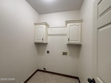 Beautifully Maintained Briarbrook Home with Detached on Briarbrook Golf Course in Missouri - for sale on GolfHomes.com, golf home, golf lot