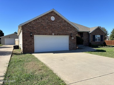 Beautifully Maintained Briarbrook Home with Detached on Briarbrook Golf Course in Missouri - for sale on GolfHomes.com, golf home, golf lot