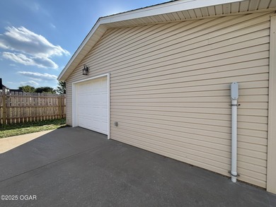 Beautifully Maintained Briarbrook Home with Detached on Briarbrook Golf Course in Missouri - for sale on GolfHomes.com, golf home, golf lot