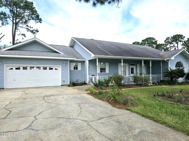 Neat and clean 3 bedroom, 2 bath home located on  the Holiday on Holiday Golf Club in Florida - for sale on GolfHomes.com, golf home, golf lot