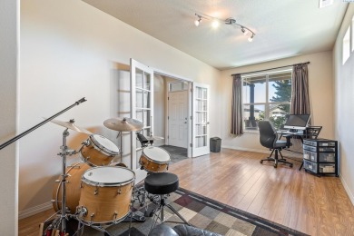Welcome home! This beautiful 3 bedroom, 2 bathroom rambler is on Horn Rapids Golf Club in Washington - for sale on GolfHomes.com, golf home, golf lot