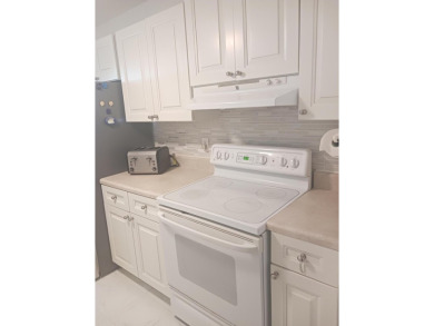 Fall in love with this 2Br/2Ba corner villa is ideally located on Leisureville Community Golf Course in Florida - for sale on GolfHomes.com, golf home, golf lot