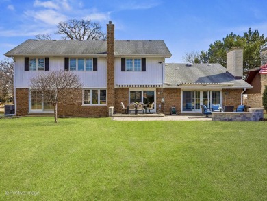 Come and enjoy this perfect blend of modern comfort and timeless on Carriage Greens Country Club in Illinois - for sale on GolfHomes.com, golf home, golf lot