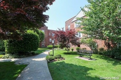 Spacious 2-bedroom, 1-bath co-op located on the 2nd floor. The on Rockville Links Club in New York - for sale on GolfHomes.com, golf home, golf lot