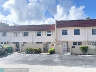 This Golf course view townhome features 3 spacious bedrooms with on Inverrary Country Club in Florida - for sale on GolfHomes.com, golf home, golf lot