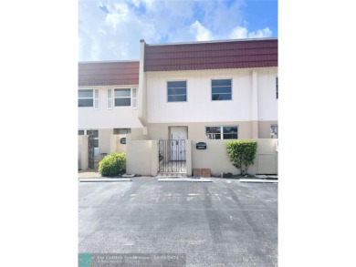 This Golf course view townhome features 3 spacious bedrooms with on Inverrary Country Club in Florida - for sale on GolfHomes.com, golf home, golf lot