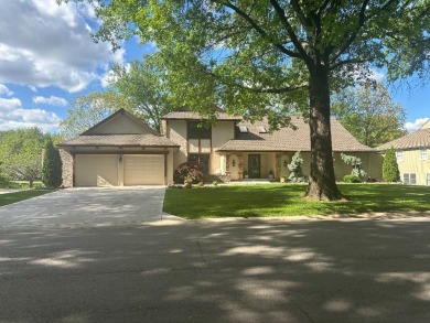 Welcome to your new home in the heart of Leawood! This beautiful on Leawood South Country Club in Kansas - for sale on GolfHomes.com, golf home, golf lot