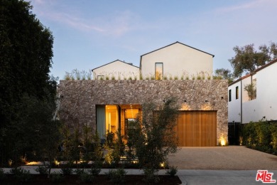 Contemporary architecture meets minimalist organic finishes in on Lakeside Golf Club in California - for sale on GolfHomes.com, golf home, golf lot