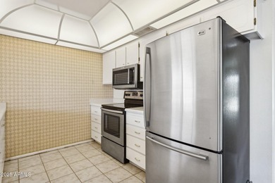 This Sun City home has 3 bedrooms and 2 updated bathrooms on Sun City Lakes West and East in Arizona - for sale on GolfHomes.com, golf home, golf lot