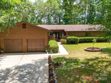 You MUST see this well cared for brick traditional home in River on River Hills Country Club in South Carolina - for sale on GolfHomes.com, golf home, golf lot