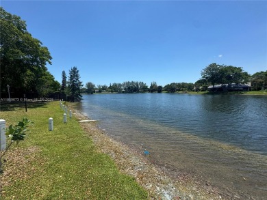For Sale - Spacious 1 Bed / 1.5 Bath Condo in International on Inverrary Country Club in Florida - for sale on GolfHomes.com, golf home, golf lot