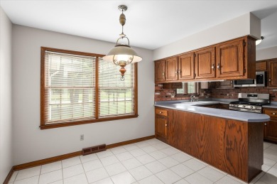 Exciting opportunity in Prestbury to make this lovely home your on Bliss Creek Golf Club in Illinois - for sale on GolfHomes.com, golf home, golf lot