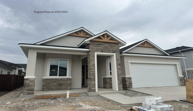 This beautifully designed single-level offers 3 bedrooms, 2.5 on Hunters Point Golf Club in Idaho - for sale on GolfHomes.com, golf home, golf lot