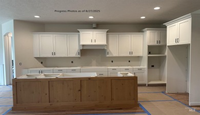 This beautifully designed single-level offers 3 bedrooms, 2.5 on Hunters Point Golf Club in Idaho - for sale on GolfHomes.com, golf home, golf lot